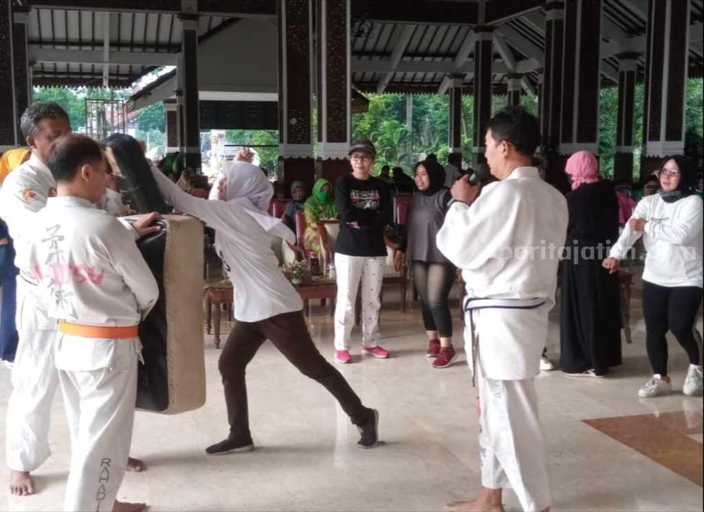 Ratusan Pengemudi Ojol Perempuan Ikuti Pelatihan Bela Diri dari IKA Unair