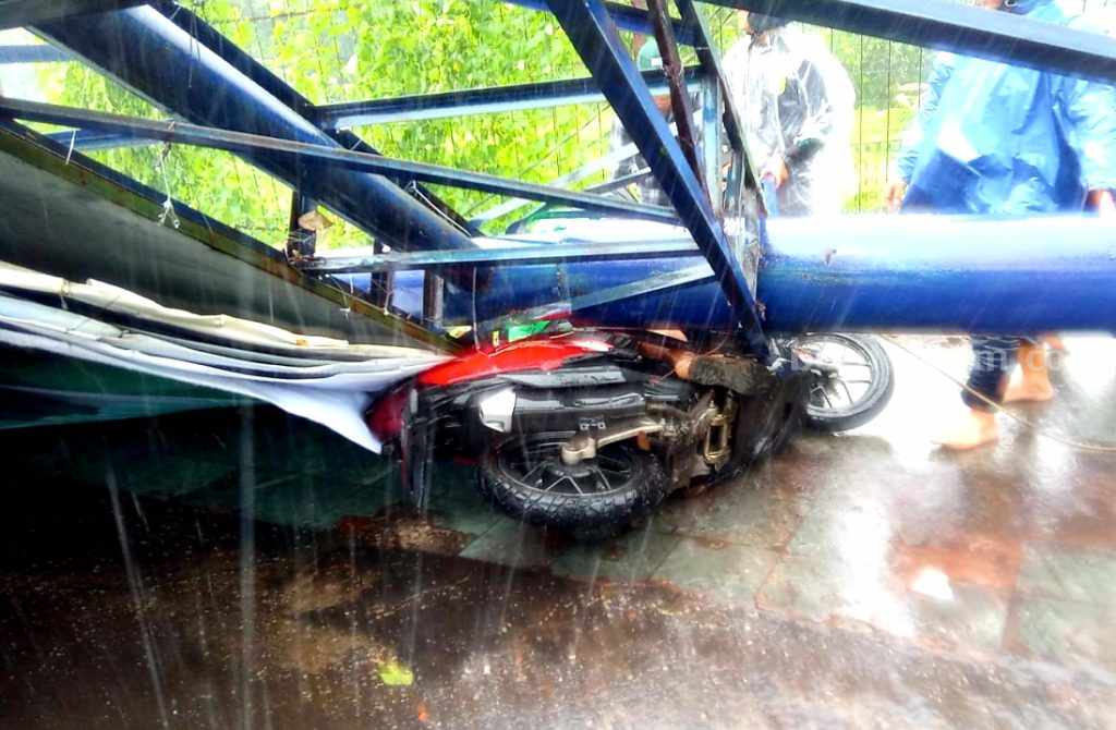 Dihantam Angin Kencang, Papan Reklame di Aloha Sidoarjo Roboh Timpa Banyak Kendaraan