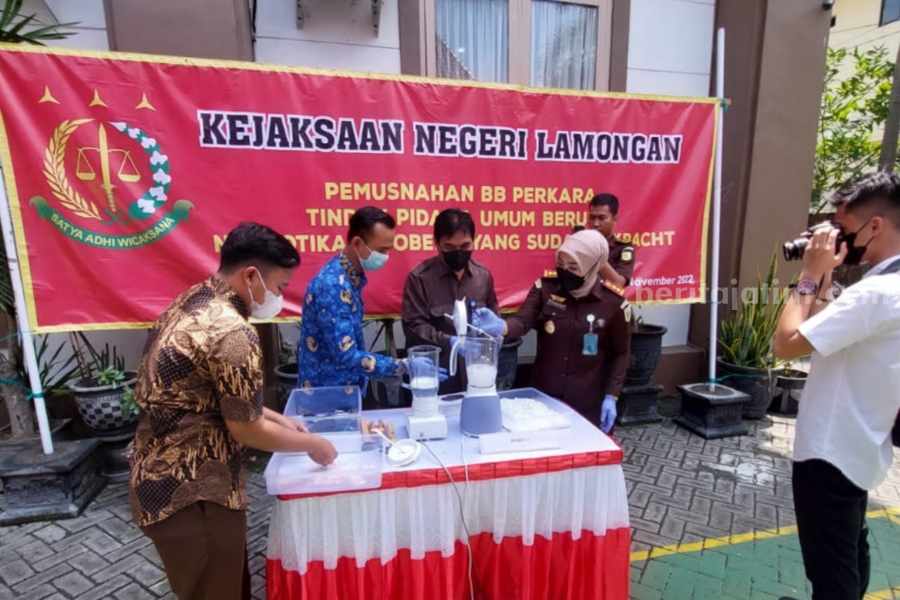 Inkracht, Kejari Lamongan Musnahkan Barang Bukti Narkoba dan Belasan HP