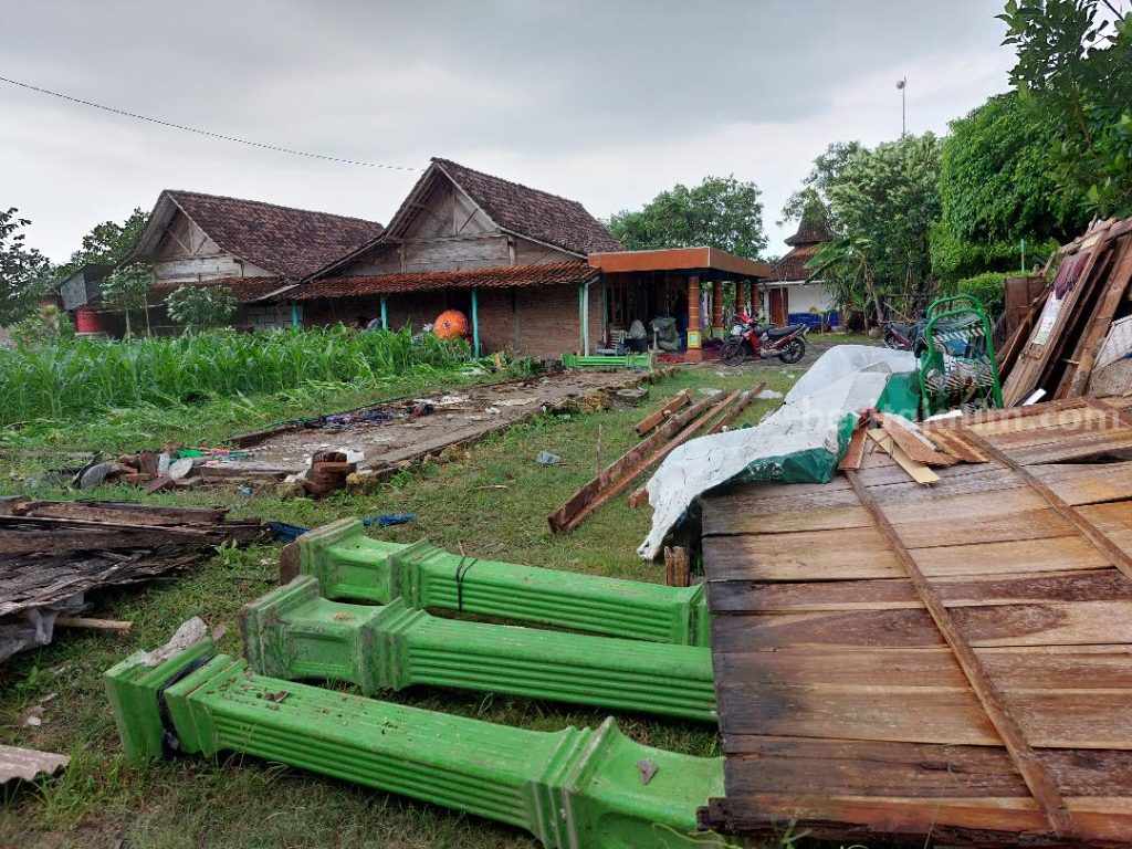 Rumah Warga Difabel Ngawi Ambruk Diterjang Hujan Deras dan Angin Kencang