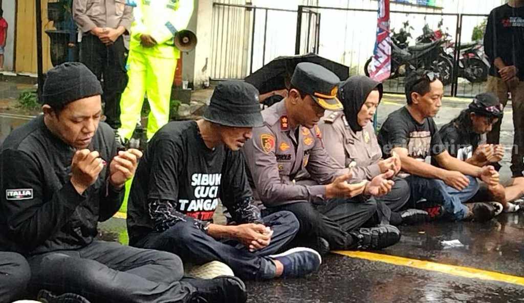 Dibawah Guyuran Hujan, Kapolres Malang Sampaikan Perkembangan Kasus Kanjuruhan