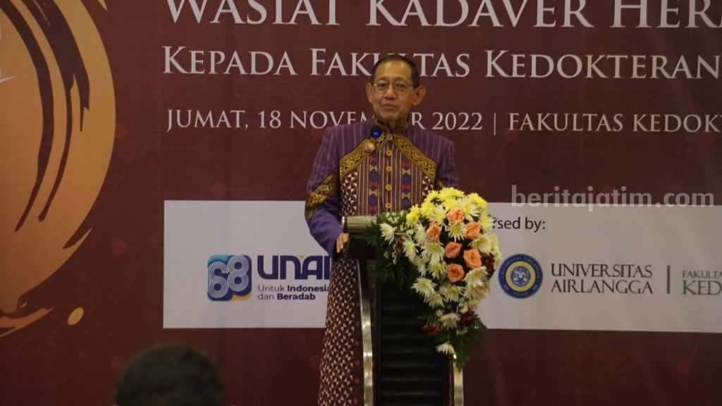 Jubah Ungu Spesial Hermawan Kartajaya