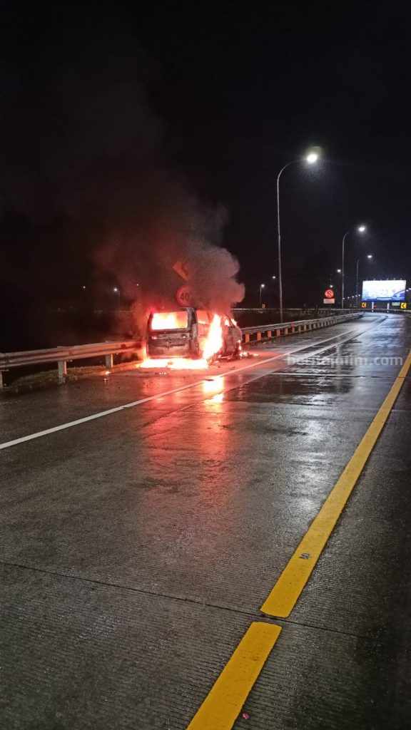 Mobil Nissan Terbakar di Tol Singosari, 6 Penumpang Selamat