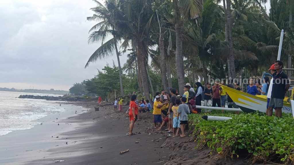 Seorang Anak Terseret Ombak Pantai Cacalan Banyuwangi, Masih Hilang