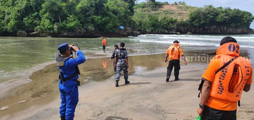 Pencarian Pengendara Tergulung Ombak Pantai Serang Terkendala Cuaca