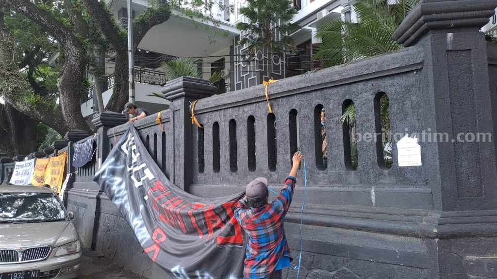 Aremania Pasang Kembali Spanduk Usut Tuntas yang Dicopoti Orang Tak Dikenal