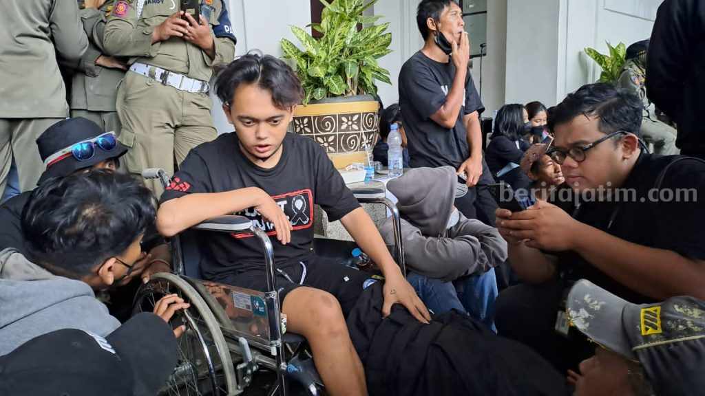 Meski Terbatas dengan Kursi Roda, Korban Tragedi Kanjuruhan Juga Ikut Demo