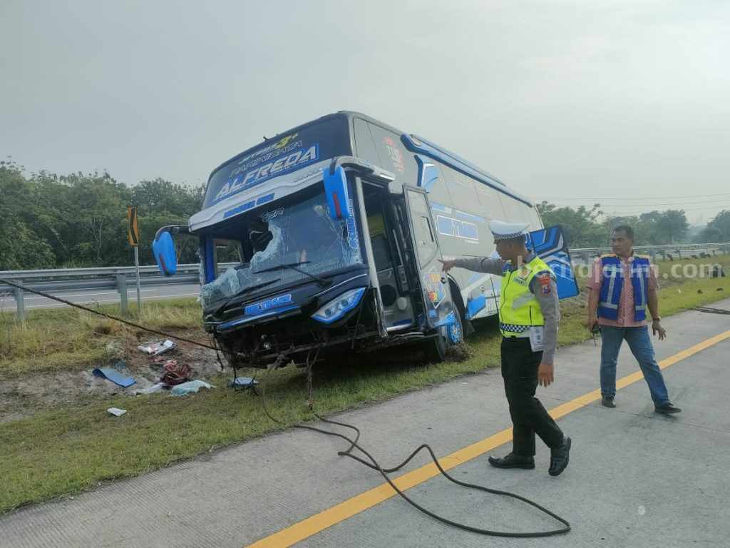 Bawa 53 Siswa SMK, Bus Pariwisata Alami Laka Tunggal di Tol Gempas