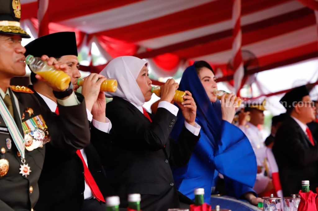 Bentangkan Merah Putih dan Minum Beras Kencur, Pemprov Jatim Cetak Rekor MURI