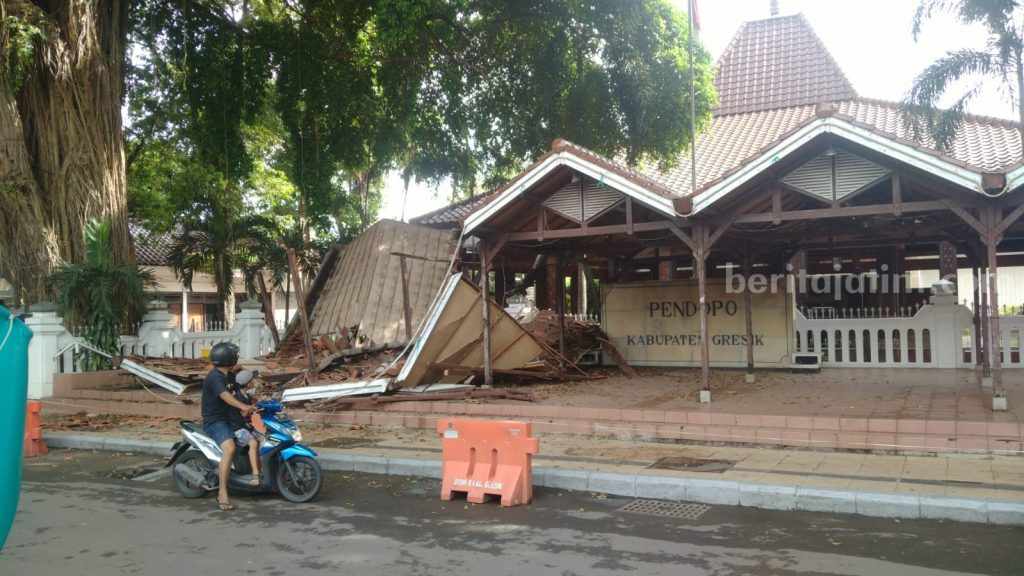 Dimakan Usia, Atap Pendapa Kabupaten Gresik Ambruk