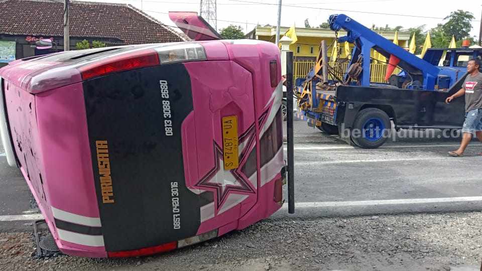 Mobil Elf Rombongan Peziarah Asal Bojonegoro Kecelakaan, 6 Orang Terluka