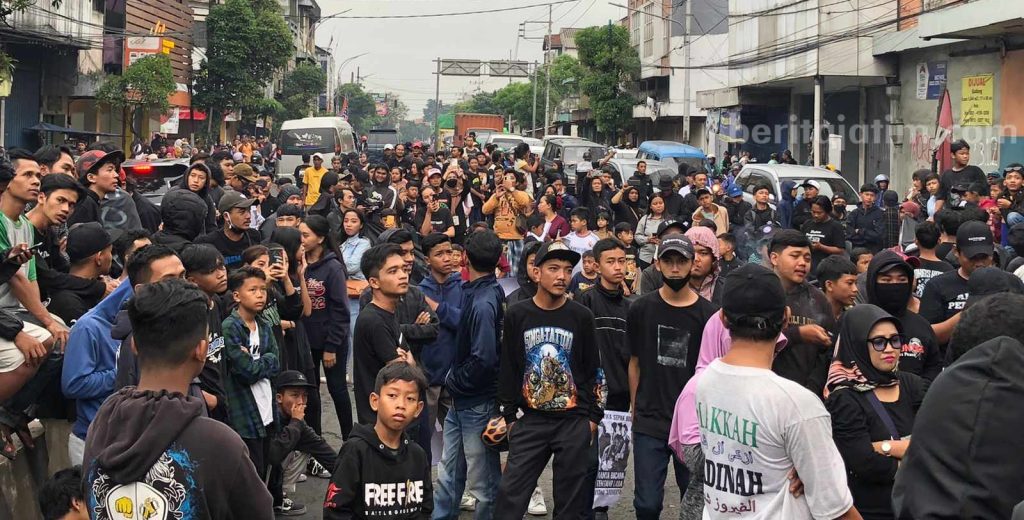 Tuntut Keadilan Tragedi Kanjuruhan, Aremania Mergosono Demonstrasi di Flyover Kota Lama