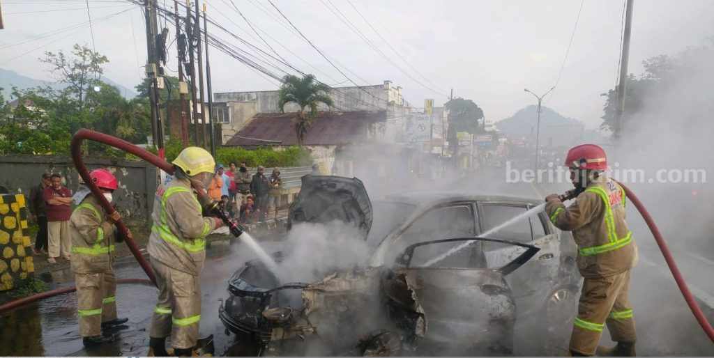 Mobil KIA Picanto Terbakar Usai Tabrak Pembatas Jalan, Satu Keluarga Terluka