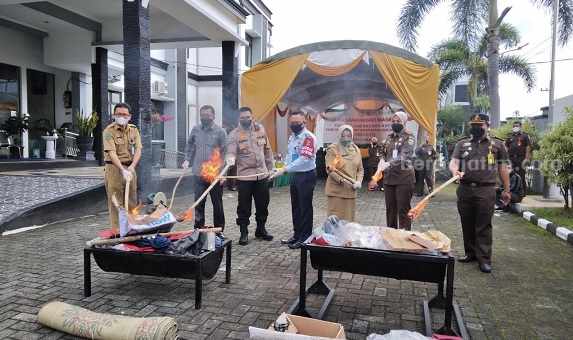 Kejari Magetan Musnahkan Barang Bukti Miras, Narkoba dan Peralatan Judi