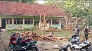 Halaman SDN Madulang Sampang Penuh Material Kandang Ayam, Kepsek Kelimpungan