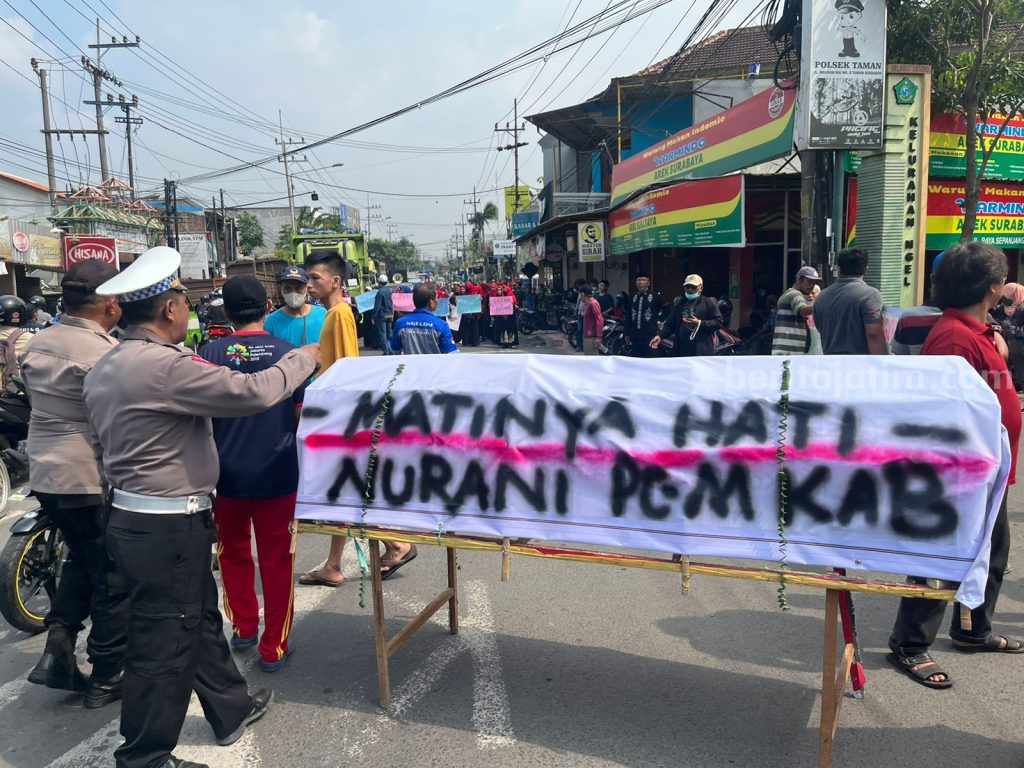 Ratusan Warga Ngelom Sepanjang Turun Jalan Minta Pasar Unggas Ditutup