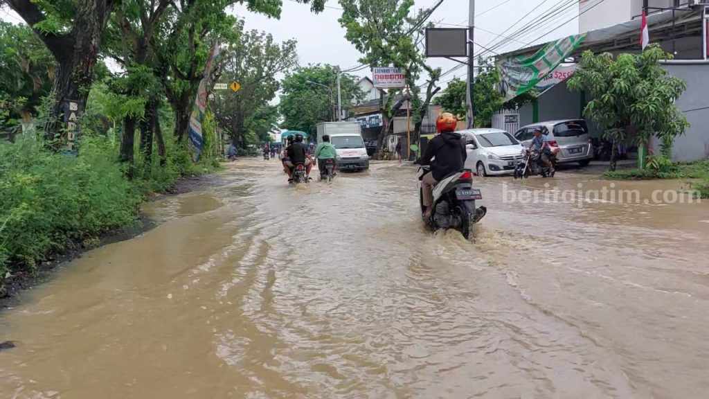 Tanggul Kali Mengkuli Lamongan Jebol, Air Meluber ke Permukiman dan Jalan Raya