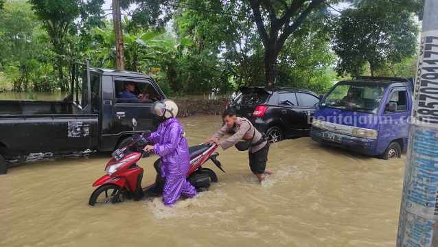 Bersama Warga, Polres Lamongan Sigap Tangani Bencana dan Pengaturan Lantas di Kawasan Banjir