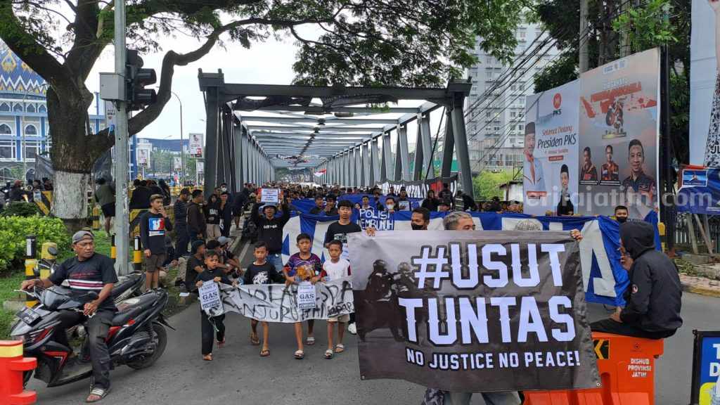 Aremania Demonstrasi di Jembatan Soekarno-Hatta Malang