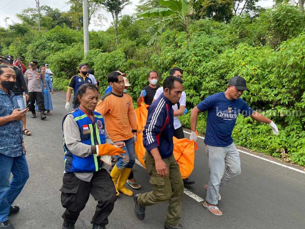 Polisi Selidiki Penemuan Mayat Terbungkus Karpet di Bibir Jurang Kawasan Sendi-Pacet, Mojokerto