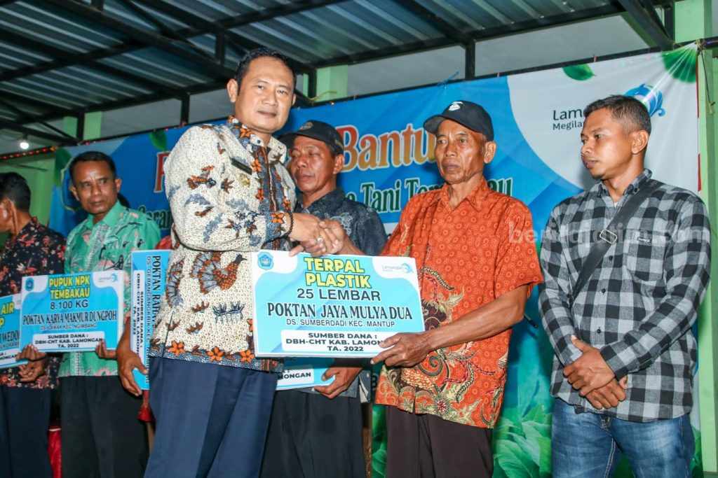 Dari Petani Untuk Petani, Pemkab Lamongan Serahkan Bantuan DBHCHT Bagi Petani Tembakau