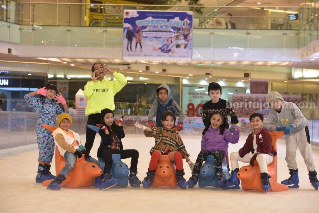 Ice Skating di Grand City Surabaya Referensi Liburan Akhir Tahun