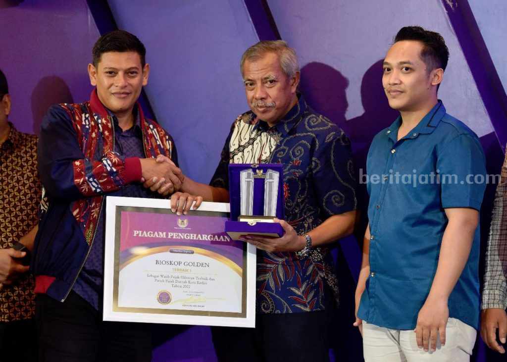 Wali Kota Kediri Beri Penghargaan Wajib Pajak Terbaik dan Patuh