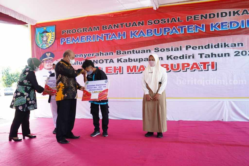 Tak Ingin Ada Warganya Putus Sekolah, Mas Dhito Kembali Kucurkan Bantuan Pendidikan