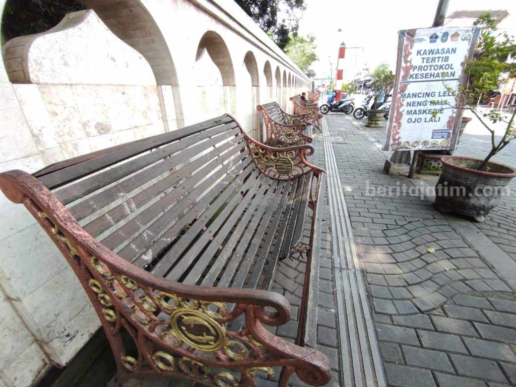 Kursi Pengunjung di Kawasan City Walk Makam Bung Karno Banyak yang Rusak