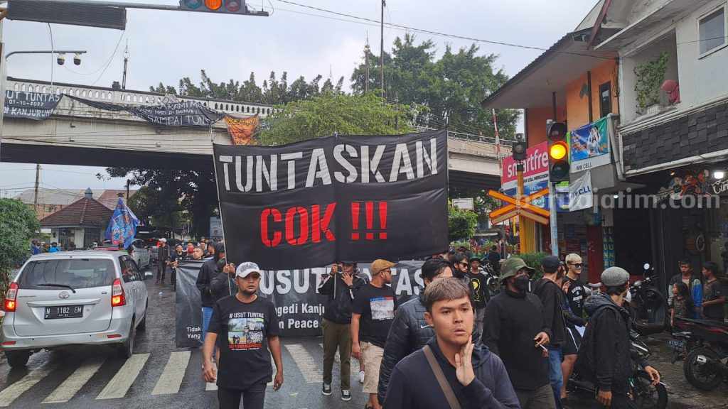 Ratusan Aremania Hitamkan Jembatan Layang Kotalama