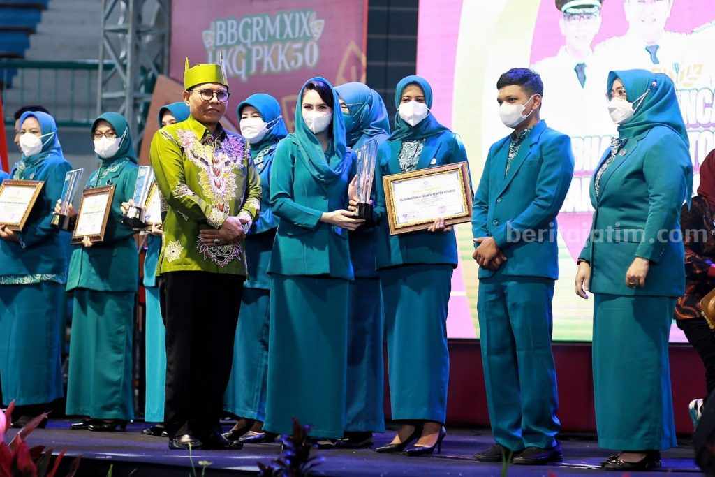 Raih Terbaik II Pelaksana 10 Program Pokok PKK, Bunda Fey Terima Pemghargaan dari Ketua TP PKK Provinsi Jawa Timur
