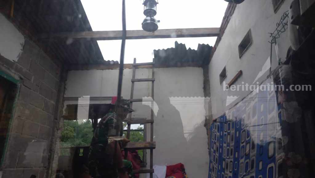 Hujan Deras Disertai Puting Beliung Terjang Purwodadi, 23 Rumah dan 2 Gedung Sekolah Rusak