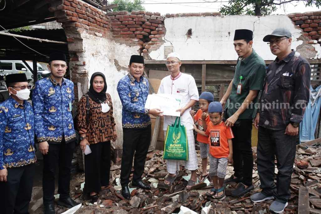 Pemkab Sidoarjo Bantu Warga yang Rumahnya Ambruk Disapu Angin Kencang