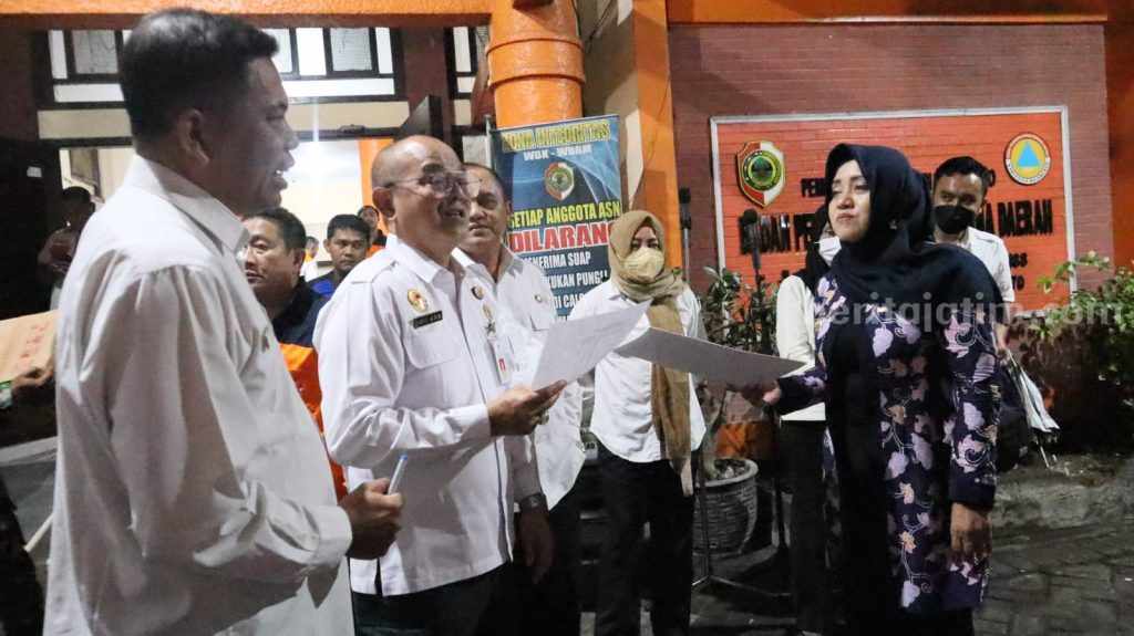 Berangkatkan Bantuan untuk Korban Gempa Cianjur, Bupati Mojokerto Pesan Jaga Keselamatan Personil