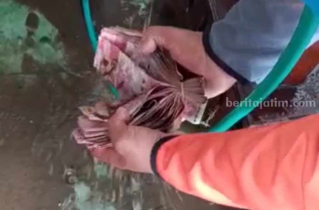 Viral, Ditemukan Uang Segepok di Puing-puing Banjir Banyuwangi