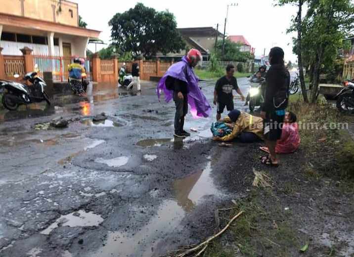 Jalan Berlubang di Blitar Akibatkan 3 Kecelakaan Berturut-turut