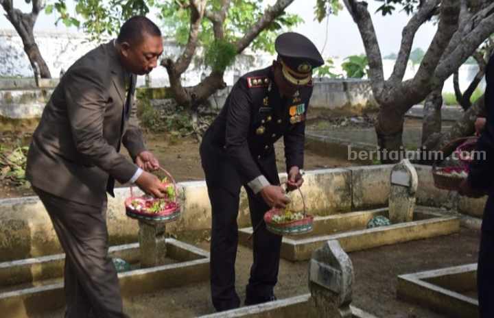 Forkopimda Pamekasan Lakukan Tabur Bunga di TMP