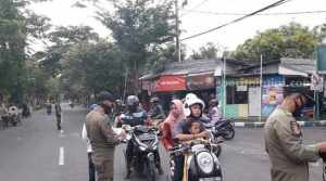 Petugas Gabungan Kembali Gencarkan Penegakan Disiplin Prokes di Pamekasan