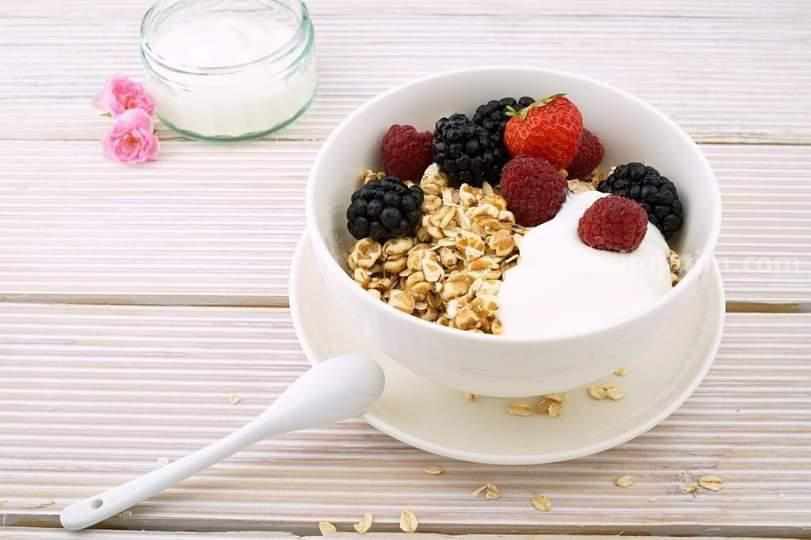 Tips Memilih Camilan Sehat untuk Temani Anda Saat Bekerja Menu yogurt yang disajikan dengan buah – buahan dan granola. (Sumber foto : Pixabay)