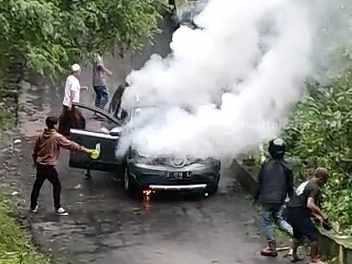 Diduga Korsleting, Mobil Terbakar di Jalur Cangar-Pacet Mojokerto jalur cangar-pacet