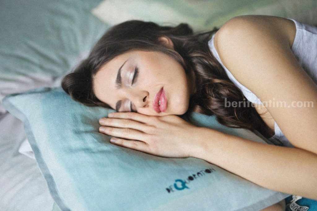 4 Cara Atur Posisi Tidur untuk Mencegah Naiknya Asam Lambung