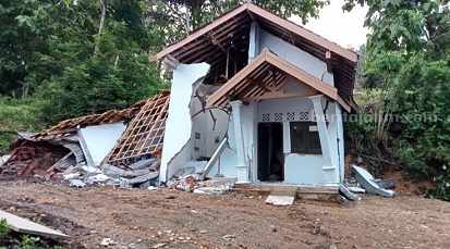 Masjid dan Rumah Warga di Blitar Roboh Akibat Tanah Bergerak