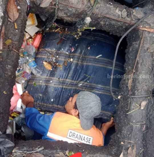 Banjir Gresik Ternyata Akibat Orang Buang Kasur ke Saluran Air