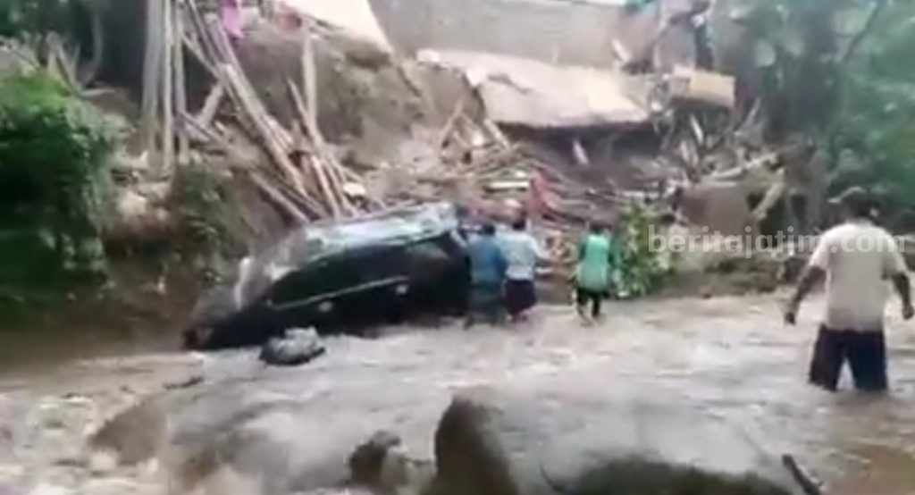 Garasi Rumah Warga Pasuruan Ambrol ke Sungai