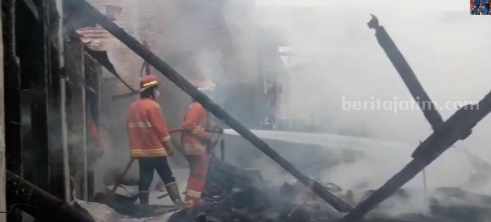 Diduga Korsleting Listrik Rumah Warga di Driyorejo Gresik Dilalap Api