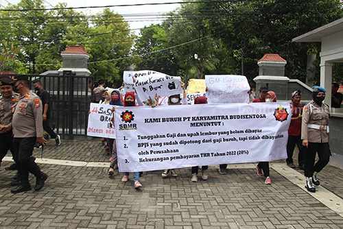 4 Bulan Tak Gajian, Buruh Pabrik Sepatu di Ngawi Wadul ke DPRD