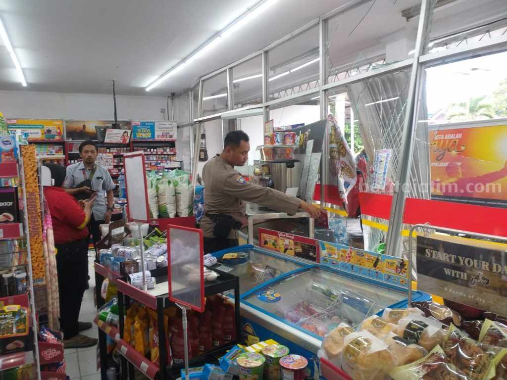 2 Hari 3 Kecelakaan di Gumitir Jember, Truk Pengangkut Gabah Nyelonong ke Alfamart