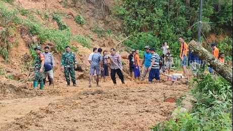 Longsor di Kecamatan Ngrayun, Lumpur Tutupi Jalur Ponorogo – Trenggalek