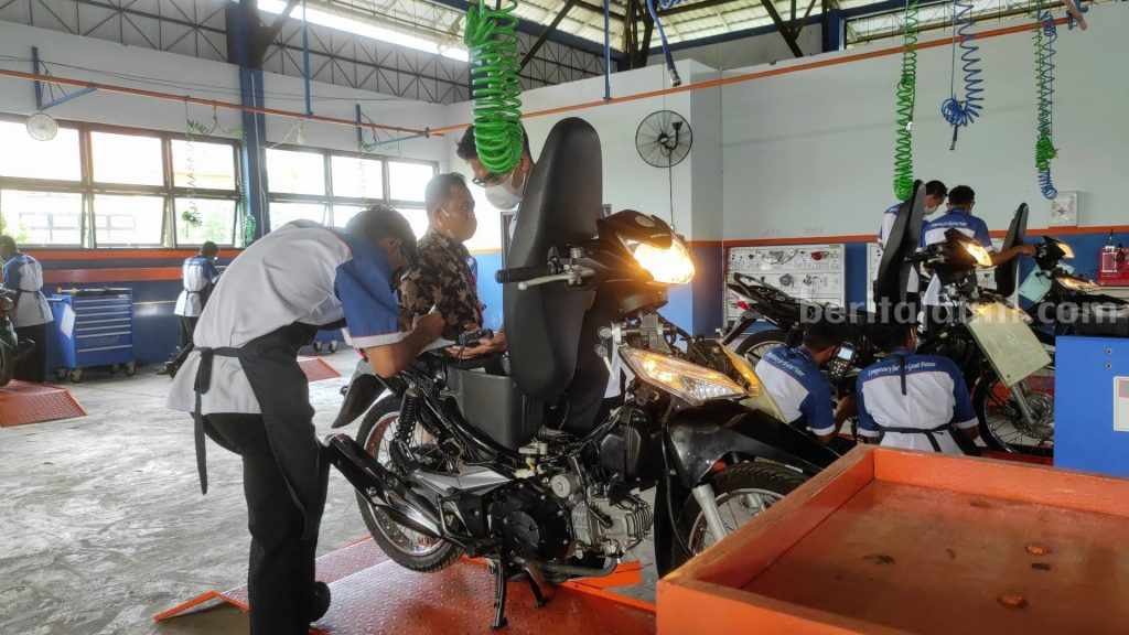 Pasca Banjir, Bengkel Motor di Banyuwangi Laris Manis