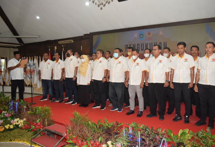 Bupati Lamongan Kukuhkan Pengurus KONI dan Serahkan Bonus Atlet